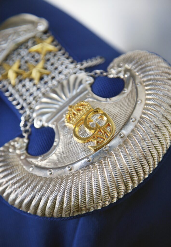 Närbild av en uniformsdetalj i silver