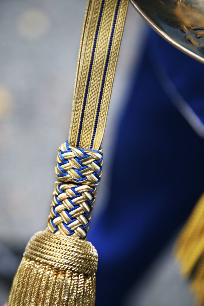 Närbild av en guldtofs på uniform